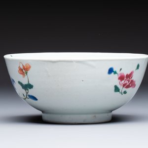 A Chinese famille rose covered ewer, a covered chocolate pot, a bowl and a dish, Qianlong — photo 5