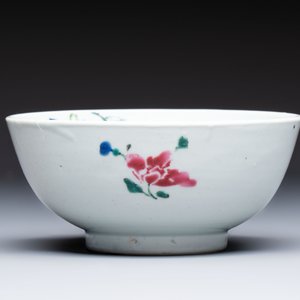 A Chinese famille rose covered ewer, a covered chocolate pot, a bowl and a dish, Qianlong — photo 6
