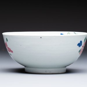 A Chinese famille rose covered ewer, a covered chocolate pot, a bowl and a dish, Qianlong — photo 7