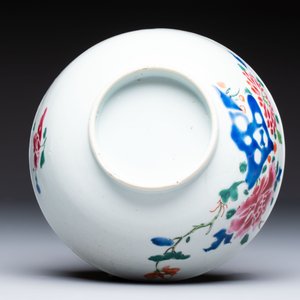 A Chinese famille rose covered ewer, a covered chocolate pot, a bowl and a dish, Qianlong — photo 9