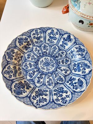 A Chinese famille rose covered 'Goats' tureen and a blue and white 'Floral' dish, Kangxi/Qianlong — 照片 1