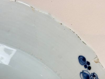 A Chinese famille rose covered 'Goats' tureen and a blue and white 'Floral' dish, Kangxi/Qianlong — 照片 11