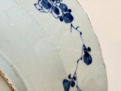 A Chinese famille rose covered 'Goats' tureen and a blue and white 'Floral' dish, Kangxi/Qianlong — 照片 12