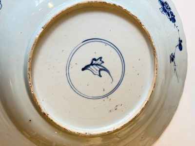 A Chinese famille rose covered 'Goats' tureen and a blue and white 'Floral' dish, Kangxi/Qianlong — 照片 13