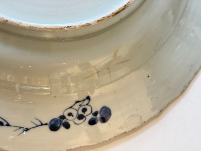 A Chinese famille rose covered 'Goats' tureen and a blue and white 'Floral' dish, Kangxi/Qianlong — 照片 16
