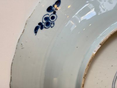 A Chinese famille rose covered 'Goats' tureen and a blue and white 'Floral' dish, Kangxi/Qianlong — 照片 17