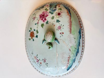 A Chinese famille rose covered 'Goats' tureen and a blue and white 'Floral' dish, Kangxi/Qianlong — 照片 19