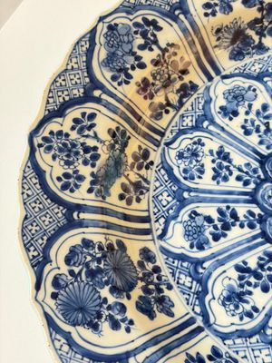 A Chinese famille rose covered 'Goats' tureen and a blue and white 'Floral' dish, Kangxi/Qianlong — 照片 2