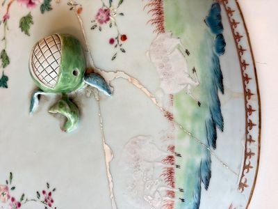 A Chinese famille rose covered 'Goats' tureen and a blue and white 'Floral' dish, Kangxi/Qianlong — 照片 21