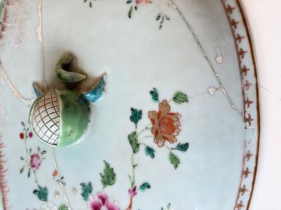 A Chinese famille rose covered 'Goats' tureen and a blue and white 'Floral' dish, Kangxi/Qianlong — 照片 23