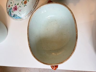 A Chinese famille rose covered 'Goats' tureen and a blue and white 'Floral' dish, Kangxi/Qianlong — 照片 26