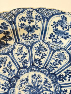 A Chinese famille rose covered 'Goats' tureen and a blue and white 'Floral' dish, Kangxi/Qianlong — 照片 3