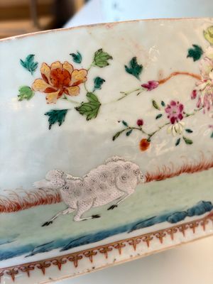 A Chinese famille rose covered 'Goats' tureen and a blue and white 'Floral' dish, Kangxi/Qianlong — 照片 31