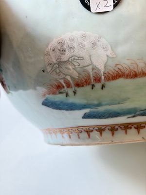 A Chinese famille rose covered 'Goats' tureen and a blue and white 'Floral' dish, Kangxi/Qianlong — 照片 32