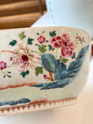A Chinese famille rose covered 'Goats' tureen and a blue and white 'Floral' dish, Kangxi/Qianlong — 照片 33