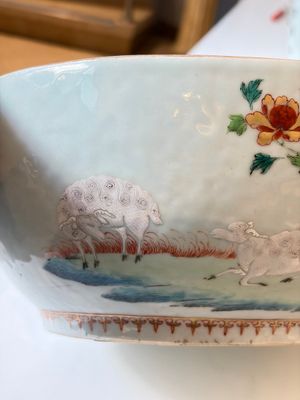 A Chinese famille rose covered 'Goats' tureen and a blue and white 'Floral' dish, Kangxi/Qianlong — 照片 35