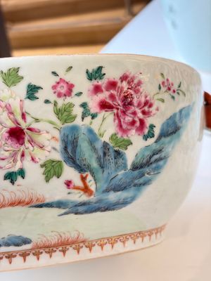 A Chinese famille rose covered 'Goats' tureen and a blue and white 'Floral' dish, Kangxi/Qianlong — 照片 37