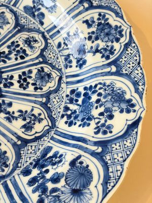A Chinese famille rose covered 'Goats' tureen and a blue and white 'Floral' dish, Kangxi/Qianlong — 照片 4
