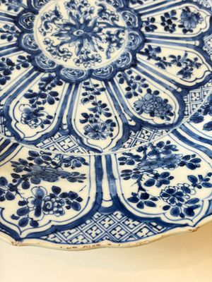 A Chinese famille rose covered 'Goats' tureen and a blue and white 'Floral' dish, Kangxi/Qianlong — 照片 5