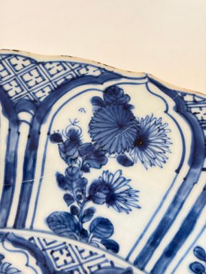 A Chinese famille rose covered 'Goats' tureen and a blue and white 'Floral' dish, Kangxi/Qianlong — 照片 6