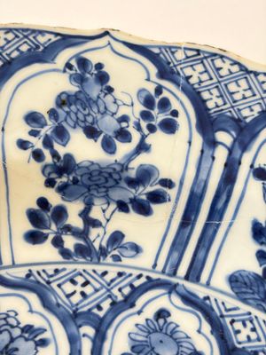 A Chinese famille rose covered 'Goats' tureen and a blue and white 'Floral' dish, Kangxi/Qianlong — 照片 8