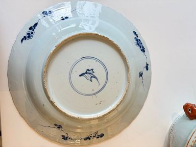 A Chinese famille rose covered 'Goats' tureen and a blue and white 'Floral' dish, Kangxi/Qianlong — 照片 9