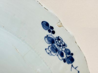A Chinese famille rose covered 'Goats' tureen and a blue and white 'Floral' dish, Kangxi/Qianlong — 照片 10