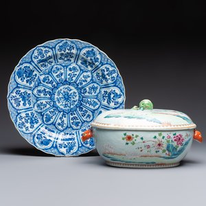 A Chinese famille rose covered 'Goats' tureen and a blue and white 'Floral' dish, Kangxi/Qianlong — 照片 1