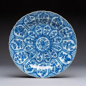 A Chinese famille rose covered 'Goats' tureen and a blue and white 'Floral' dish, Kangxi/Qianlong — 照片 2