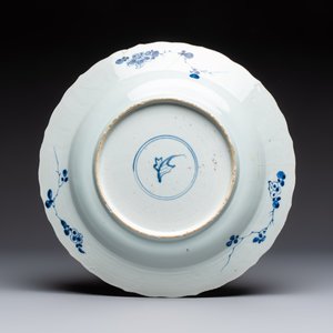 A Chinese famille rose covered 'Goats' tureen and a blue and white 'Floral' dish, Kangxi/Qianlong — 照片 3