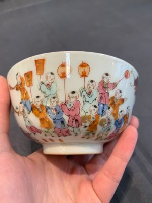 A Chinese famille rose covered jar, a 'playing boys' bowl and a 'poem' cup, Jiaqing mark, 19th C. — photo 11
