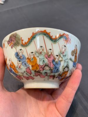 A Chinese famille rose covered jar, a 'playing boys' bowl and a 'poem' cup, Jiaqing mark, 19th C. — photo 13