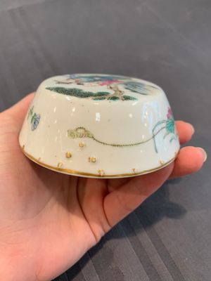 A Chinese famille rose covered jar, a 'playing boys' bowl and a 'poem' cup, Jiaqing mark, 19th C. — photo 22