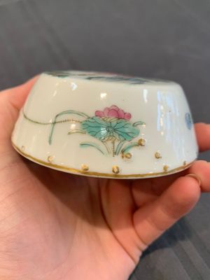 A Chinese famille rose covered jar, a 'playing boys' bowl and a 'poem' cup, Jiaqing mark, 19th C. — photo 23