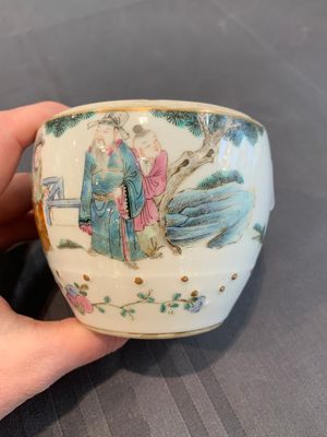 A Chinese famille rose covered jar, a 'playing boys' bowl and a 'poem' cup, Jiaqing mark, 19th C. — photo 28