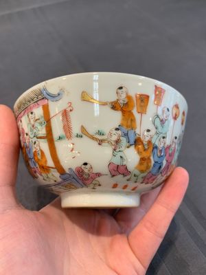 A Chinese famille rose covered jar, a 'playing boys' bowl and a 'poem' cup, Jiaqing mark, 19th C. — photo 10