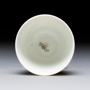 A Chinese famille rose covered jar, a 'playing boys' bowl and a 'poem' cup, Jiaqing mark, 19th C. — photo 18