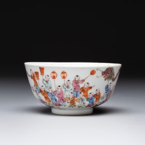 A Chinese famille rose covered jar, a 'playing boys' bowl and a 'poem' cup, Jiaqing mark, 19th C. — photo 5