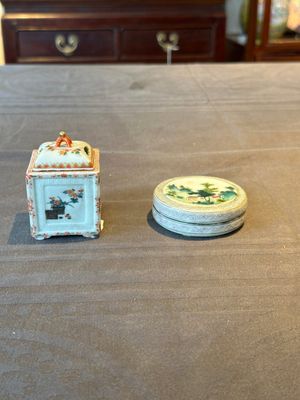 A Chinese famille rose covered seal paste box and a square famille verte covered censer, Qianlong mark, 19th C. — foto 1