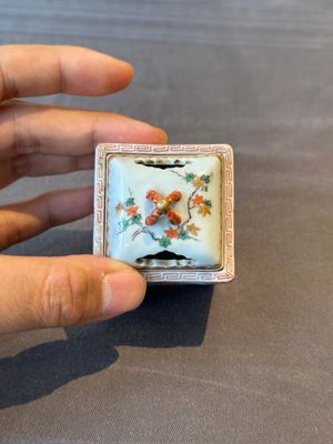 A Chinese famille rose covered seal paste box and a square famille verte covered censer, Qianlong mark, 19th C. — foto 11