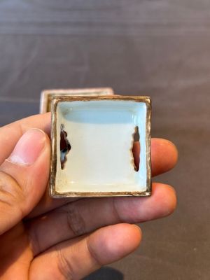 A Chinese famille rose covered seal paste box and a square famille verte covered censer, Qianlong mark, 19th C. — foto 12