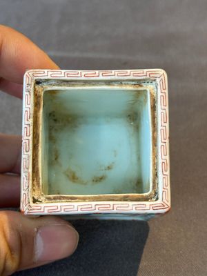 A Chinese famille rose covered seal paste box and a square famille verte covered censer, Qianlong mark, 19th C. — foto 13