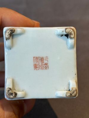 A Chinese famille rose covered seal paste box and a square famille verte covered censer, Qianlong mark, 19th C. — foto 14
