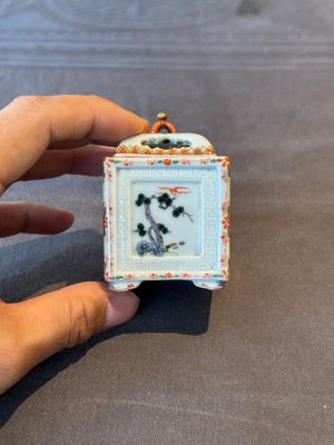 A Chinese famille rose covered seal paste box and a square famille verte covered censer, Qianlong mark, 19th C. — foto 7