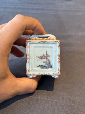 A Chinese famille rose covered seal paste box and a square famille verte covered censer, Qianlong mark, 19th C. — foto 9