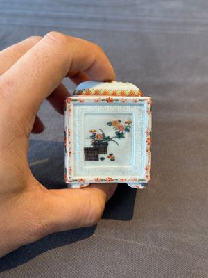A Chinese famille rose covered seal paste box and a square famille verte covered censer, Qianlong mark, 19th C. — foto 10