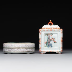 A Chinese famille rose covered seal paste box and a square famille verte covered censer, Qianlong mark, 19th C. — foto 3