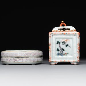 A Chinese famille rose covered seal paste box and a square famille verte covered censer, Qianlong mark, 19th C. — foto 4