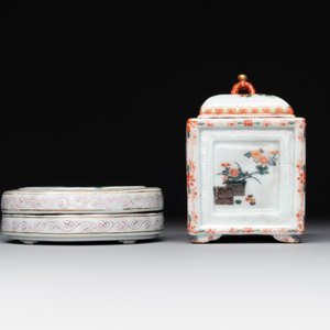 A Chinese famille rose covered seal paste box and a square famille verte covered censer, Qianlong mark, 19th C. — foto 5