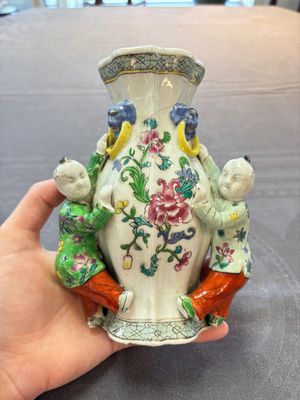 A Chinese famille rose covered teapot and a pair of Samson wall pocket vases, Tongzhi mark, 19th C. — foto 1